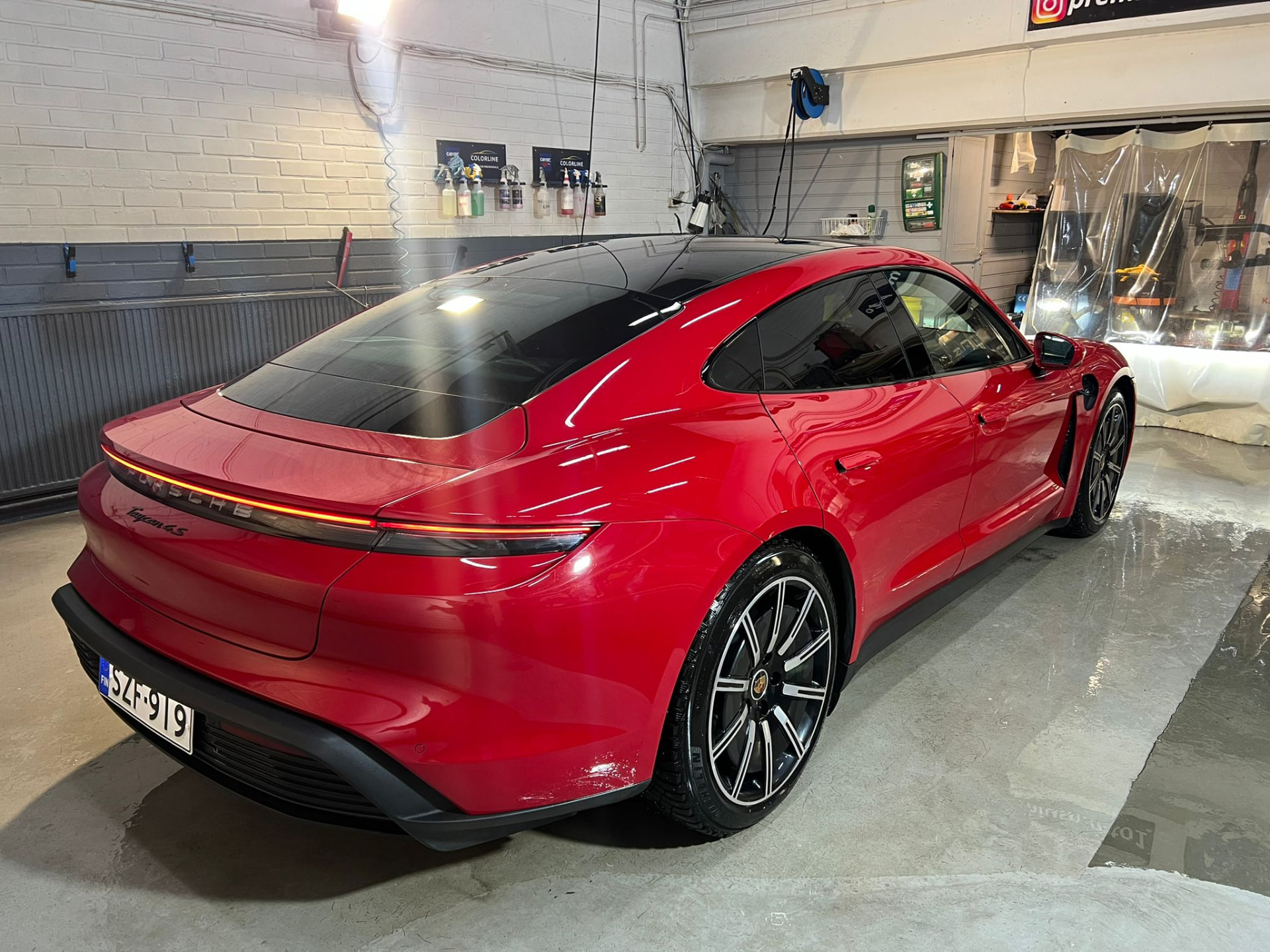 Punainen Porsche Taycan vastapestynä autonhoitostudiossa